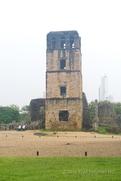 20101201_173208 D3S.jpg - Ruins of the old cathedral tower in Panama Viejo